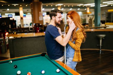Bilardo ve bilardo kulübünde oynarken mutlu çift