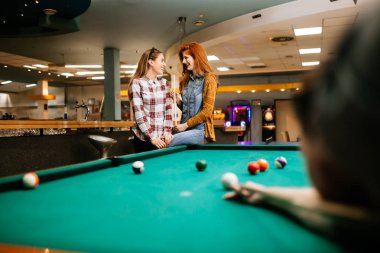 Bir barda Bilardo oynayan güzel gülümseyen kadın