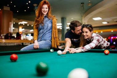 Mutlu arkadaş havuzu birlikte oynarken zevk