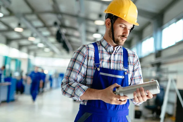 Porträtt Stilig Ingenjör Som Arbetar Metallindustrin Fabrik — Stockfoto