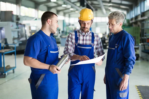 Porträt Eines Gut Aussehenden Ingenieurs Der Einer Metallfabrik Arbeitet — Stockfoto