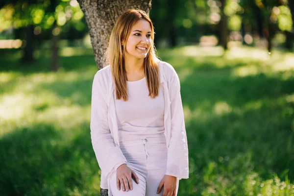 Hermosa morena en la naturaleza — Foto de Stock