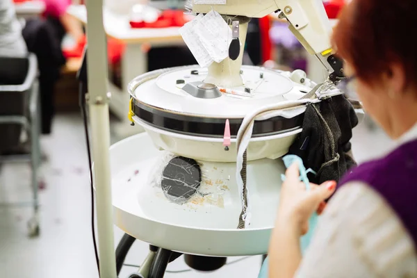 Femme Travaillant Avec Une Machine Liaison Dans Industrie Textile — Photo