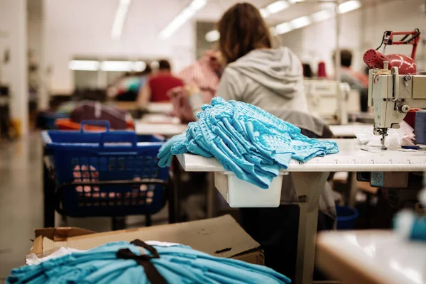 Trabajadores Que Trabajan Industria Textil Sentados Máquinas Coser —  Fotos de Stock