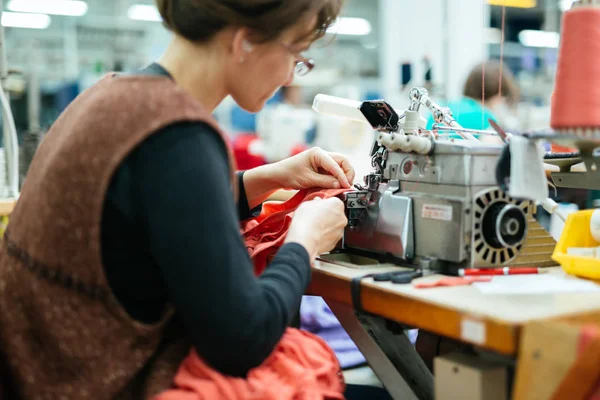 Kobieta Pracuje Maszynie Szycia Przemyśle Tekstylnym — Zdjęcie stockowe