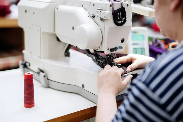 Mujer Trabajando Una Máquina Coser Industria Textil —  Fotos de Stock