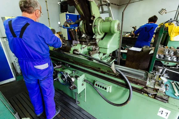 Dos Técnicos Inteligentes Que Trabajan Fábrica Metal — Foto de Stock