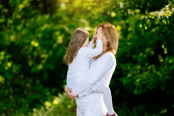 Bambino Con Sindrome Godendo Gioco All Aperto Con Sorella — Foto Stock