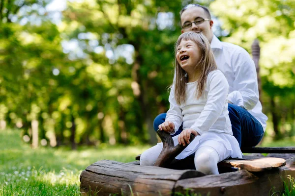 Personer Med Downs Syndrom Har Roligt Utomhus Och Ler — Stockfoto