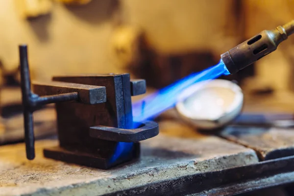 Jeweler Using Tourch Heat Welding Tools Proper Temperature — Stock Photo, Image