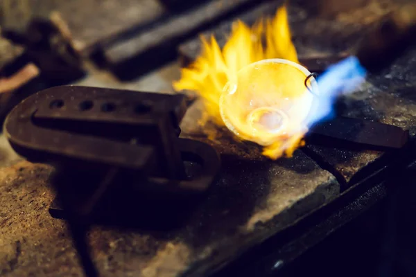 Guldsmed Smeltende Metal Til Flydende Tilstand - Stock-foto