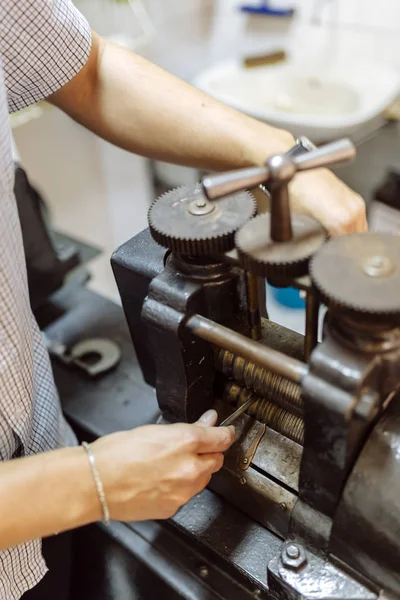 Bir basın yardımı ile metal işçiliği Goldsmith