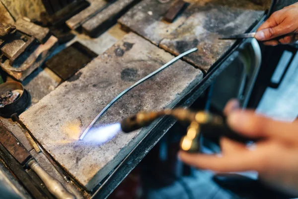 適切な温度まで加熱することによって金属を処理宝石商 — ストック写真