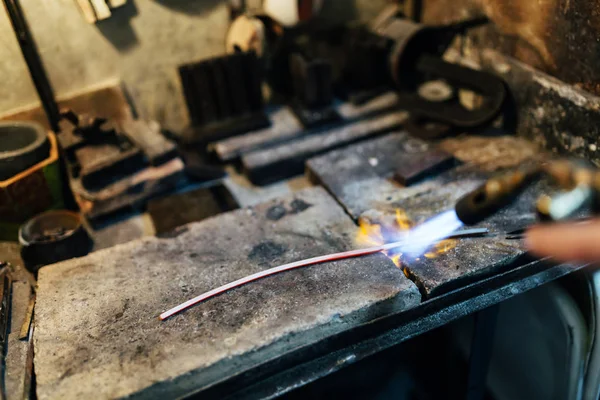 Joyero Que Procesa Barra Metálica Calentándola — Foto de Stock