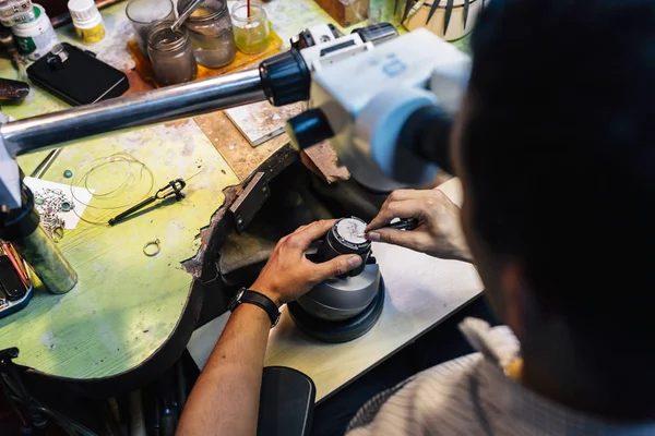 Juwelier Bearbeitet Metalle Mit Optischem Gerät Das Präzisionsarbeit Ermöglicht — Stockfoto