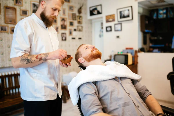 Saç Sakal Bıyık Tedavisinde Kuaför Salonu — Stok fotoğraf
