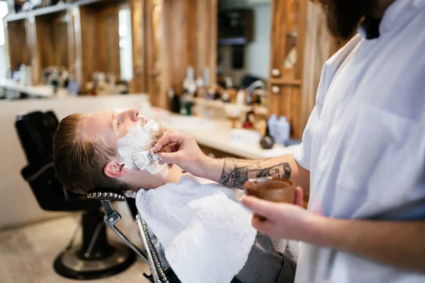 Saç sakal ve bıyık tedavisinde Kuaför Salonu