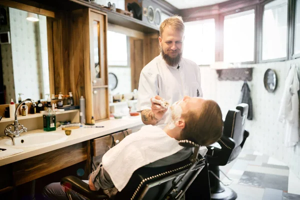 Saç sakal ve bıyık tedavisinde Kuaför Salonu