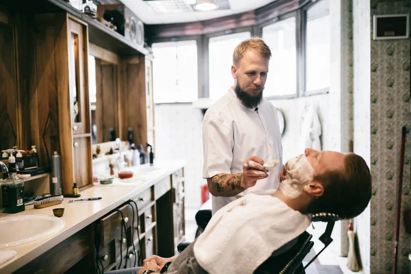 Saç sakal ve bıyık tedavisinde Kuaför Salonu