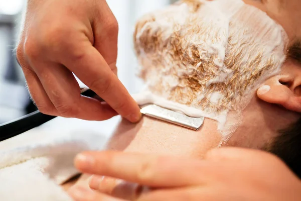 Retro tıraş Kuaför Salonu olarak köpük ile