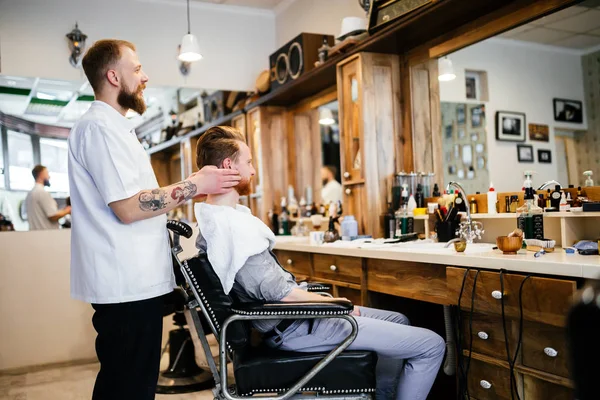 理髪店で髪あごひげや口ひげ処理 — ストック写真