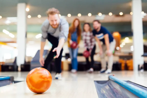 Freunde Kegeln Club Und Haben Spaß Beim Lockeren Spielen — Stockfoto