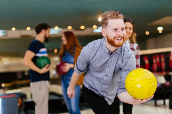 Amigos Felices Divirtiéndose Disfrutando Jugando Bolos Juntos —  Fotos de Stock