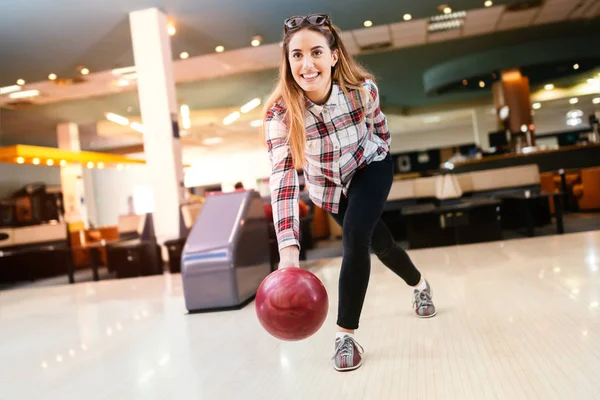 Kadın bowling topu atma