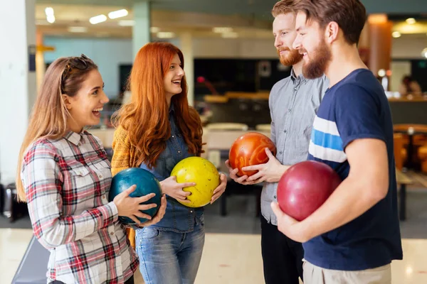 Mutlu arkadaşlar eğlenmeye ve birlikte Bovling oynarken zevk