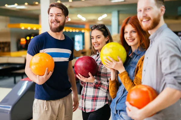 Amigos Felizes Divertindo Gostando Jogar Bowling Juntos — Fotografia de Stock