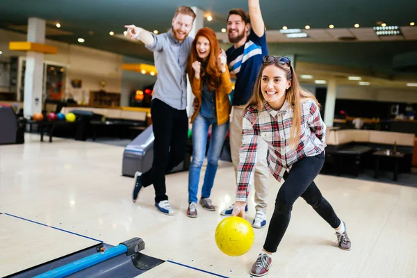 Fröhliche Freunde Die Spaß Haben Und Gemeinsam Bowling Spielen — Stockfoto