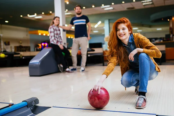 Schöne Frau Bowling Mit Freunden Immer Bereit Ball Werfen — Stockfoto