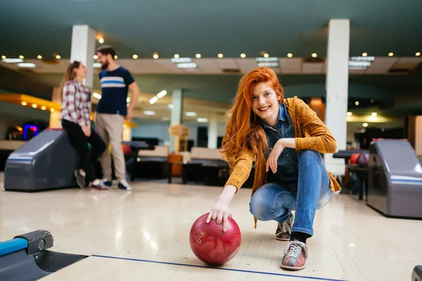 Schöne Frau Bowling Mit Freunden Immer Bereit Ball Werfen — Stockfoto