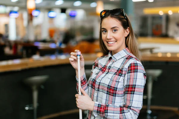 Güzel esmer tebeşir bilardo ıstakası