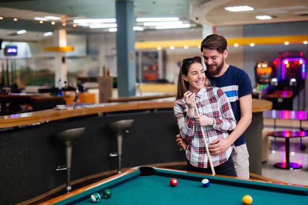 Bilardo ve bilardo kulübünde oynarken mutlu çift