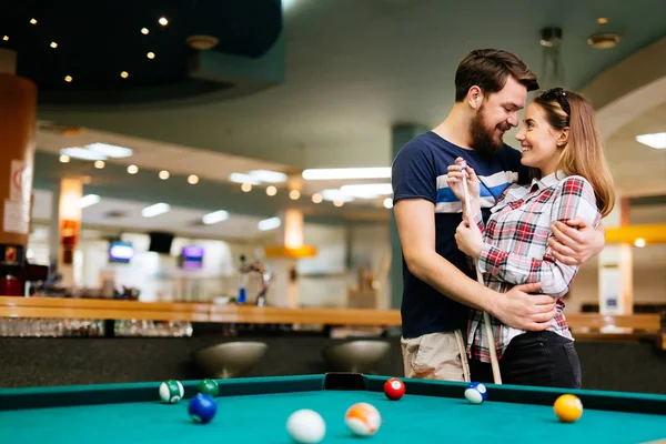 Bilardo ve bilardo kulübünde oynarken mutlu çift