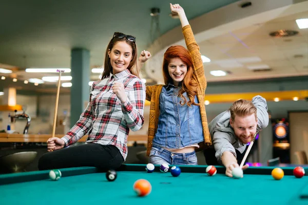 Gelukkig Vrienden Genieten Van Pool Spelen Samen — Stockfoto