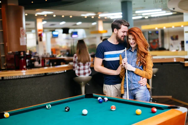 Casal Feliz Jogando Snooker Bilhar Clube — Fotografia de Stock