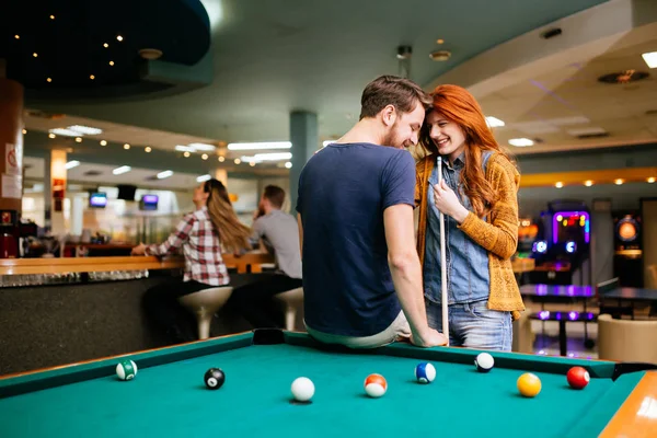 Pareja Feliz Jugando Billar Billar Club — Foto de Stock