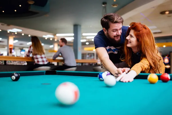 Pareja Feliz Jugando Billar Billar Club — Foto de Stock