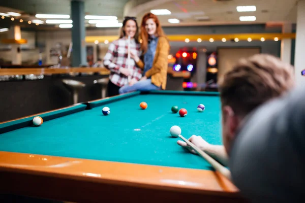 Mutlu arkadaş havuzu birlikte oynarken zevk