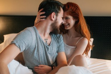 Ön sevişme zevk yatak odasında tutkulu güzel Çift