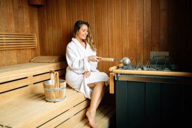 Saunada dinlenme ve terleme güzel kadın