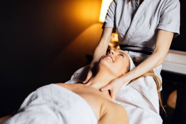 Güzel esmer masaj tedavi terapisti tarafından zevk