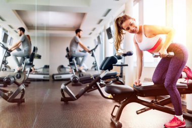 Spor salonunda çalışma dışarı uygun güzel kadın