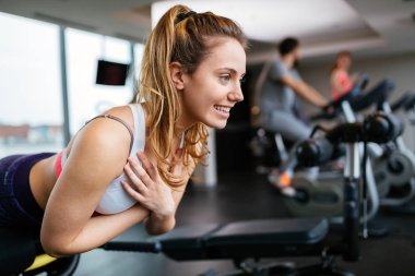 Güzel kadın sırt kasları güçlendirilmesi spor salonunda egzersiz