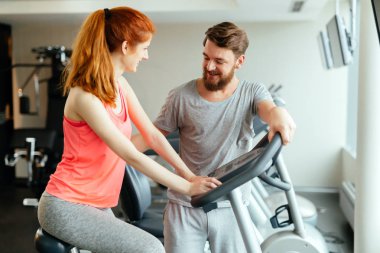 Yakışıklı antrenör spor salonunda talimatlar vermek