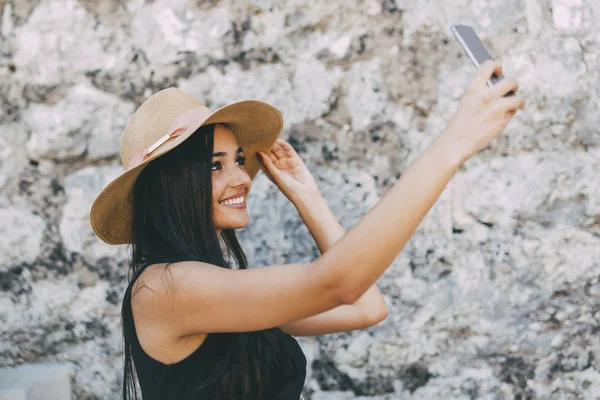 Belle Brune Prenant Selfie Elle Même Partager Avec Des Amis — Photo