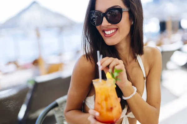 Yaz Aylarında Kokteyl Içme Onu Tatil Keyfi Seksi Kadın — Stok fotoğraf