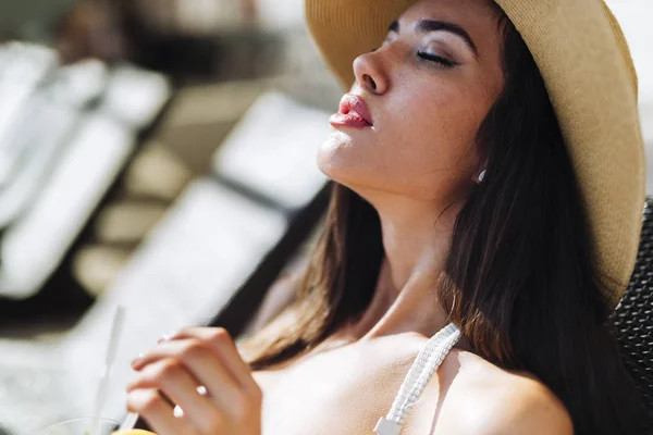 Bela Mulher Tomando Sol Com Coquetel Mão Praia — Fotografia de Stock